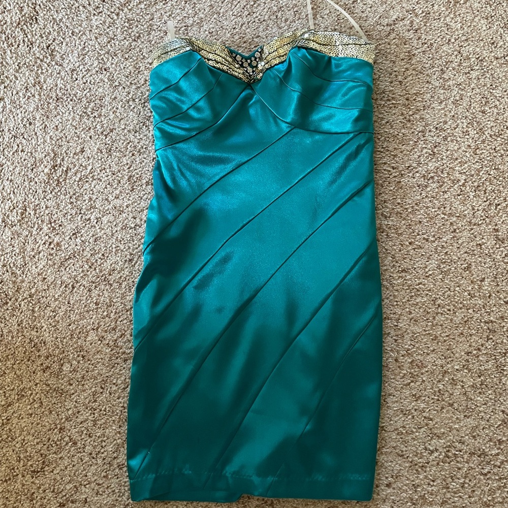 brand: sequin hearts, size: 3, color: green with gold sequins